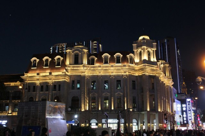 江汉路步行街是武汉市著名的景点,经重新整修后更加充满了活力