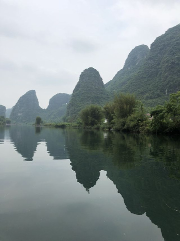 "骥马这段是风景最美的，而且船非常少，只有我们一个竹排，随便摆拍。船夫一路高歌，配合美景，真是美_遇龙河景区"的评论图片