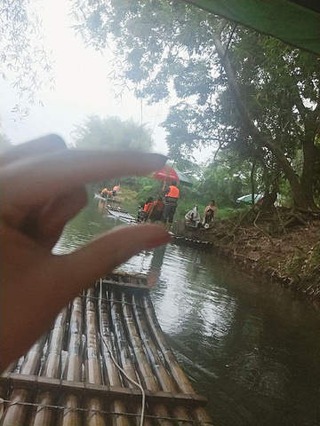 "我觉得非常非常非常非常舒服了，下着小雨就真的很舒服，惬意。好想继续划下去哦_遇龙河景区"的评论图片