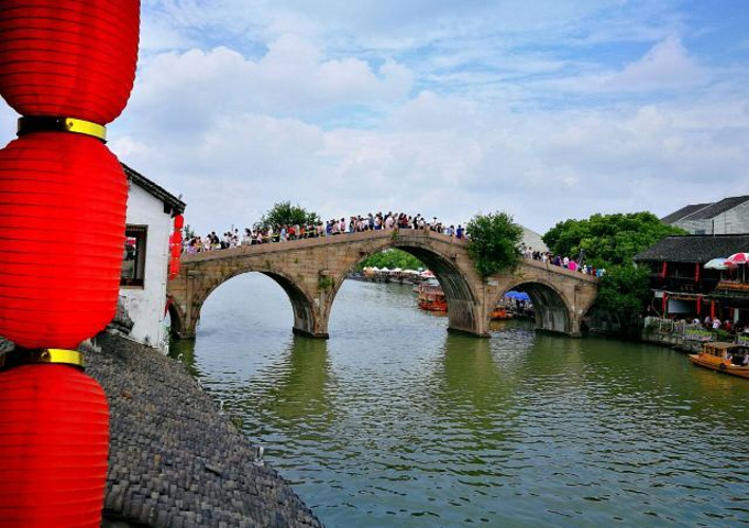 "朱家角古镇位于上海市青浦区,紧靠淀山湖风景区,是典型的江南