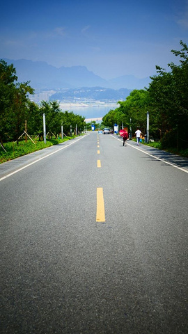 应该赞一个不过要买35元的交通票跟着大巴车走就可以了景区挺壮观的