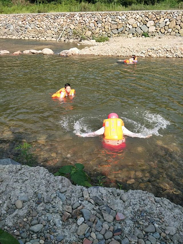 "漂流的风景不错，带小孩可以玩下，不惊险，基本上不怎么会湿身。孩子玩的开心就行_百岁峡"的评论图片