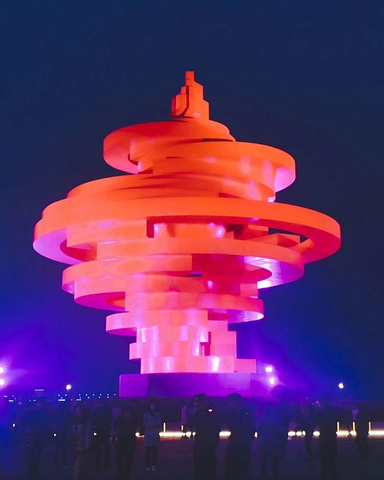 五四广场为纪念五四运动而建的广场,志性雕塑"五月的风",以螺旋上升的
