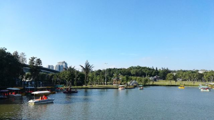 位于中山市城区的紫马岭公园,往来交通很方便,免门票,受市民欢迎