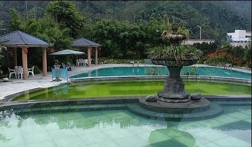 周公山锦江热地温泉酒店豪华标准间 双人早餐 双人温泉 直接入景区