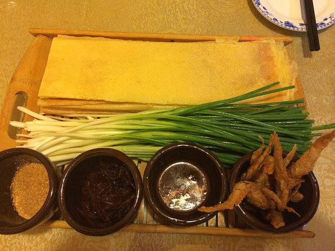 品當地特色美食,煎餅卷大蔥,泰山三美,特色泰山炒雞等