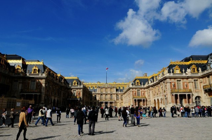 凡尔赛宫宫殿为古典主义风格建筑立面为标准的古典主义三段式处理即将