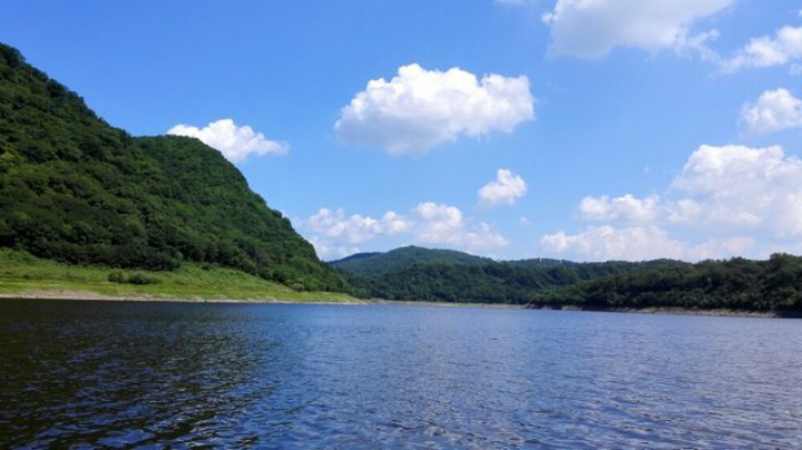 "强烈推荐乘坐游船，景色美翻了，据了解雪山飞湖是长白山天池的水汇集而成的，蓝天白云碧水景色宜人，..._雪山飞湖"的评论图片