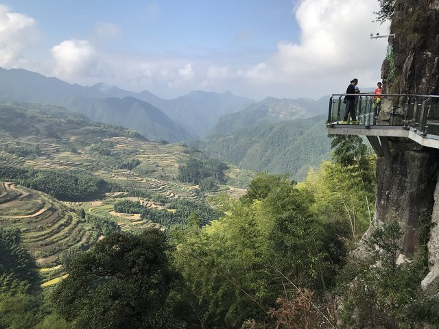 "风景无比美，就是山路十八弯，很锻炼驾驶员的技术，早上去的时候汽车还很少，很有雾，当时心情有一点不好了_南尖岩景区"的评论图片