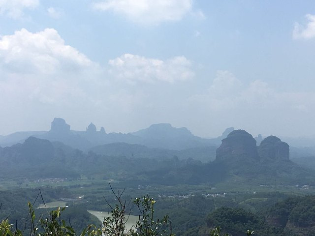 "不过站在峰顶远眺整个丹霞山真的很美啊，山上好多松鼠，下山之后再坐竹筏沿水路观赏，最后去阳元山走..._丹霞山"的评论图片