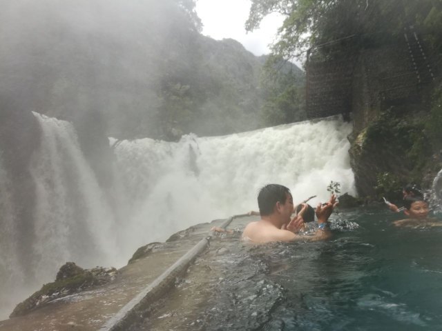 大漕河温泉瀑布