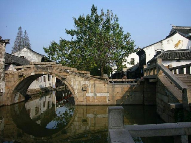 "双桥是周庄古镇景区的一个景点,也称钥匙桥_双桥"的评论