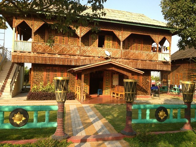 缅甸一条小沟隔开来了最后一张是缅甸人家的房子在办酒席特别热闹不过