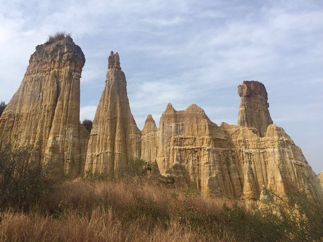 元谋的特色土林之一,距离高速公路站有38公里,因为远和开发晚,人工的