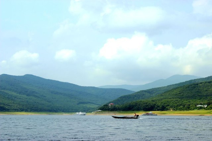 坐船还挺不错的,湖面很宽阔,湖水也很干净,中途会登上金龟岛,岛上有个