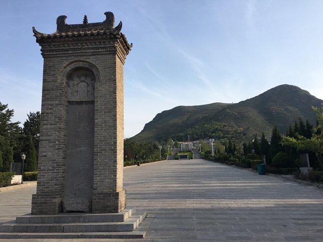 昭陵是唐太宗李世民和长孙皇后合葬陵墓,位于礼泉县九宗山之山,群山