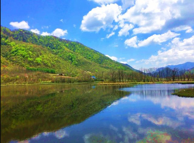 湖面水波荡漾湖光山色上下天光一碧万顷在蓝天白云映衬下呈现出美妙的