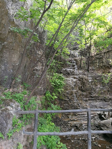 "景色确实很好，像江南的景色而且山势不陡峭，不错腿脚不好的老人还是去不了的_易水湖景区"的评论图片