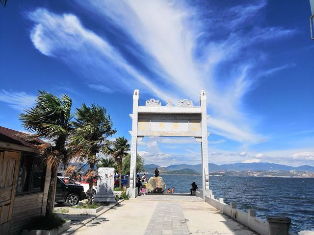 只是想看看洱海,所以我沿着环海西路,导航小邑庄村码头,吹吹海风,摸摸
