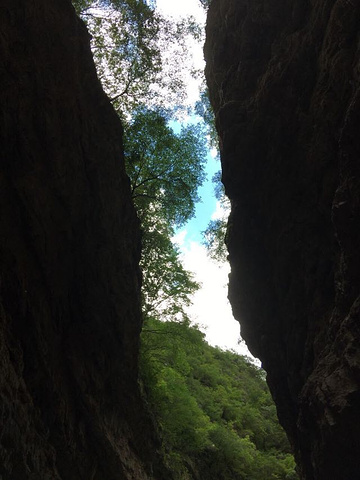 "景色不如京西十八潭，顺着一条小溪在峡谷中徒步，难度很小。总体上性价比一般。适合放松心情_龙门涧风景区"的评论图片