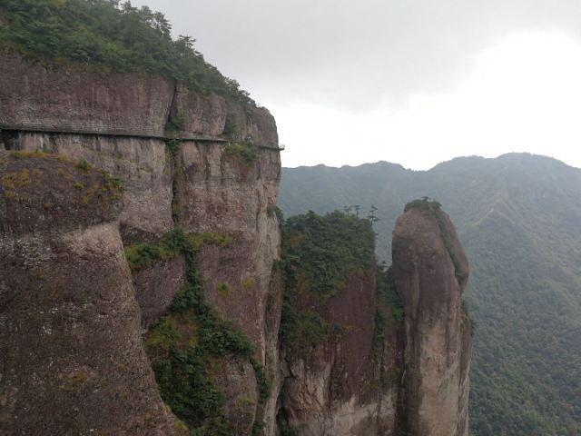 "刚进去云里雾里，象在仙境里但看不到什么，后雾散了，壮观的美境呈现眼前又重走回头路_神仙居"的评论图片