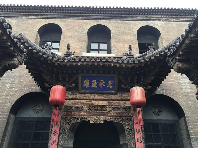 分了好几个点,都是做小生意的摊,街道上还有狗屎