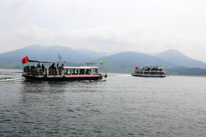 松花湖五虎岛丰满水电站大坝是吉林市著名景点之一同时观赏丰满水电站