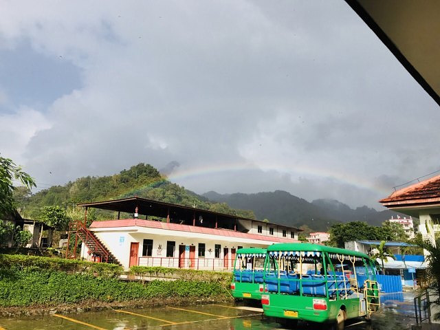 "景色着实优美，坐车至观景平台，正对五指山，蓝天白云青山绿水相互辉映_五指山水满河热带雨林风景区"的评论图片