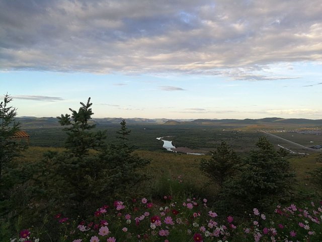 "傍晚太阳的余晖撒在湿地上，泛着金光，远处的草地山峦相辉映，层层叠叠，让人不禁感叹大自然的美_额尔古纳湿地冰泉度假小镇"的评论图片