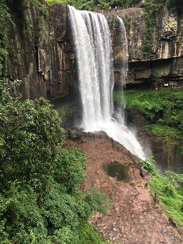 沿着路标一路走上去,到最大瀑布的时候很壮观,穿水帘洞的时候一个人来