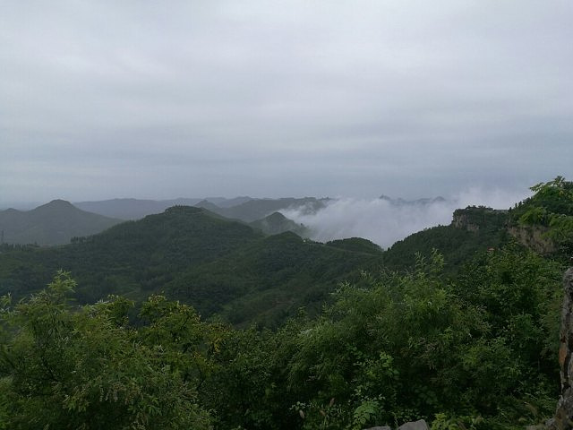 "最终到达山顶，风景超级棒，可能是下雨的原因，远望都是连绵的上山和云，非常美。山顶的表演很精彩，没看够_天上王城景区"的评论图片