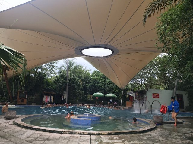 温泉水也很干净,泡了温泉在里面逛了一圈,总体很不错,很满意.