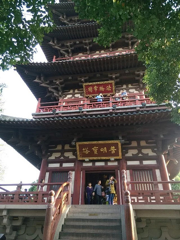 姑蘇城外寒山寺夜半鐘聲到客船說的就是寒山寺此寺廟坐落於蘇州市區有