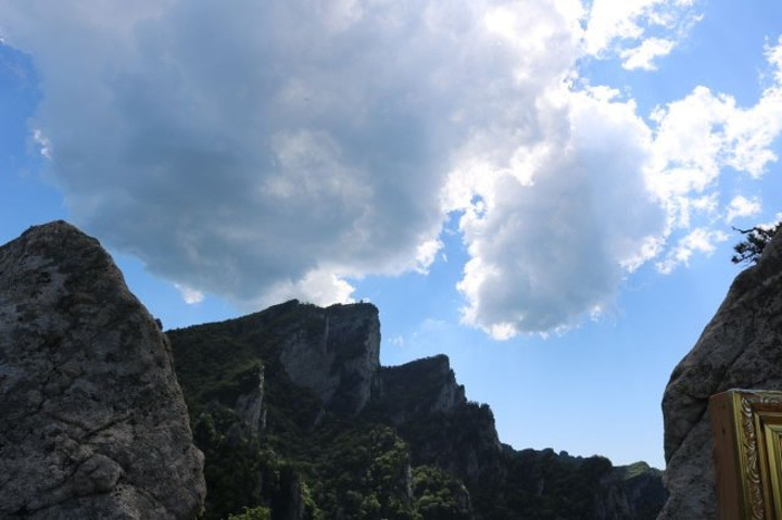 "老界岭地理位置独特，风景优美，无论是拾阶而上亦或是乘缆车，各有千秋……山这边炎阳高照，拐将过去..._老界岭旅游度假区"的评论图片