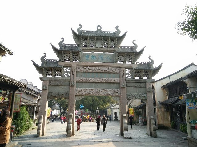 惠山古镇是免费开放的,和其它的古镇一样,到处都是古朴的建筑,逛累了