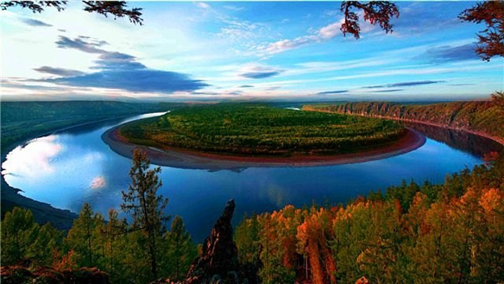 那蜿蜒崎岖的九曲河水如蛟龙过境迂回向前