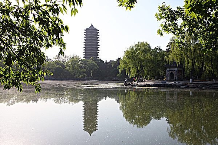 是比清华浓厚的,不像清华那么繁忙,北大核心期刊这几年也是做的很好的