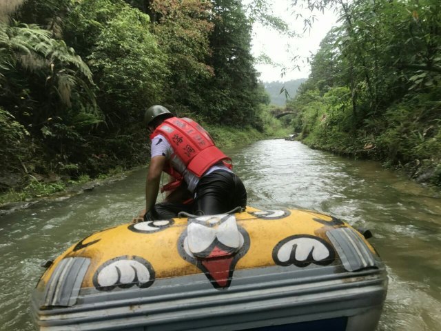 英西峰林老虎谷溶洞漂流