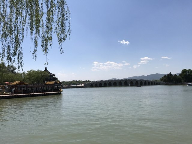 我觉得比坐地铁好 坐船上凉快 缺点就是有汽油味