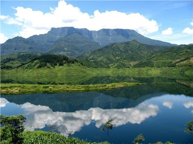 玉屏人工林海度假区,八面山寻古揽胜区等系列景区组成_瓦屋山风景区&