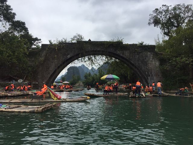 "非常傳奇&#x0A;极具民族特色&#x0A;同時也是广西历史上的名桥&#x0A;古朴美观&#x0A_遇龙河景区"的评论图片