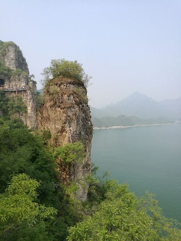 "景色确实很好，像江南的景色而且山势不陡峭，不错腿脚不好的老人还是去不了的_易水湖景区"的评论图片