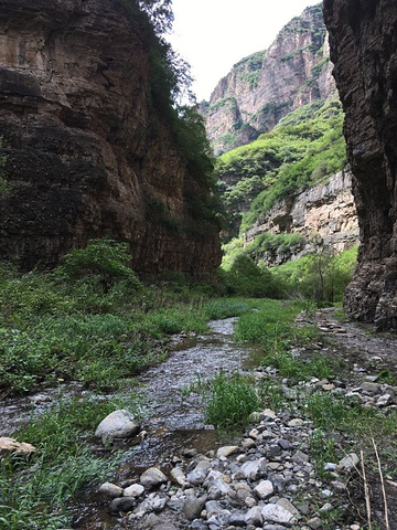 "景色不如京西十八潭，顺着一条小溪在峡谷中徒步，难度很小。总体上性价比一般。适合放松心情_龙门涧风景区"的评论图片