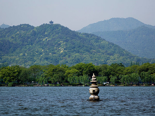 5 小时),游览船游西湖(观三潭印月,约 40 分钟),观赏西湖十景