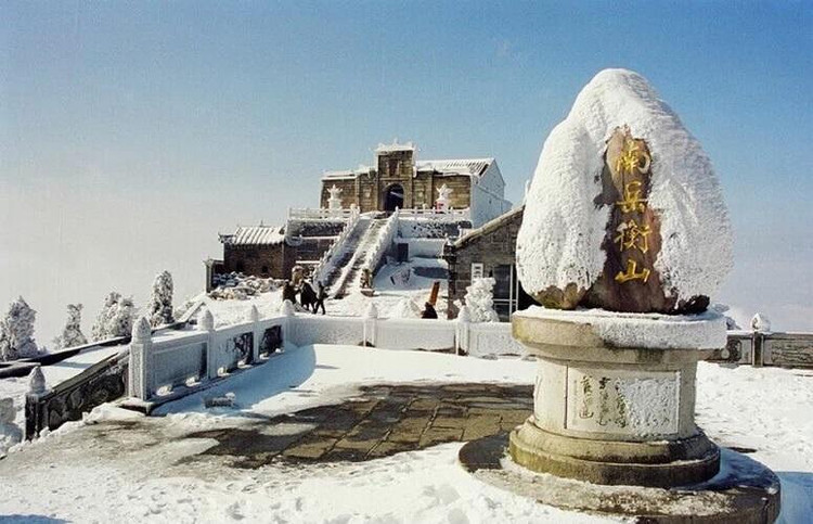 南岳衡山是中国五岳之一,位于湖南省衡阳市境内,群峰巍峨,气势磅礴,72