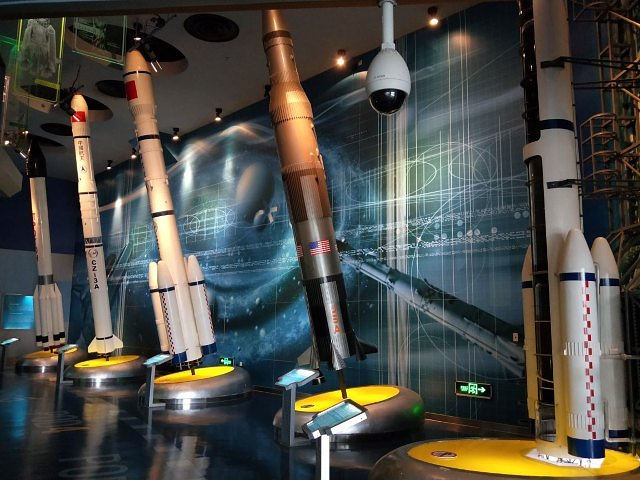 上海科技馆还是很值得一去的,特别适合带小孩去可以长见识,里面挺大的