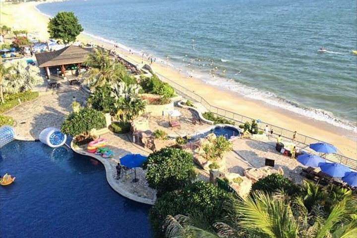 休闲度假的海湾,海滩边上有不少豪华的度假酒店,海湾周边的配套设施也