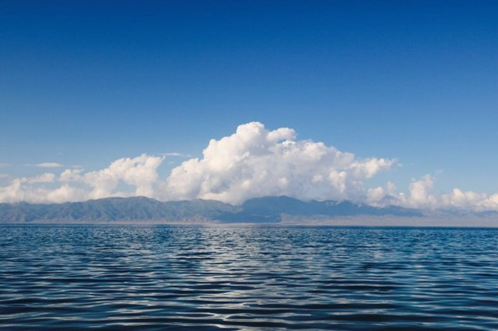 "若有蓝天,湖水则被映衬得更加的蓝.