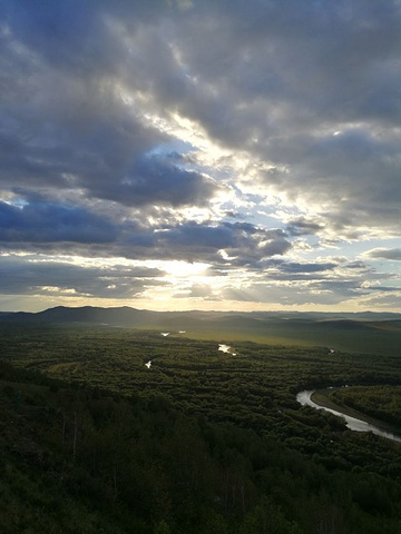 "傍晚太阳的余晖撒在湿地上，泛着金光，远处的草地山峦相辉映，层层叠叠，让人不禁感叹大自然的美_额尔古纳湿地冰泉度假小镇"的评论图片