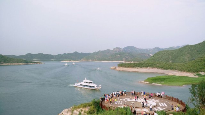 "景区方圆百里，群山环抱，山色空濛，1600多公顷的水面，烟波浩渺，水天一色_易水湖景区"的评论图片